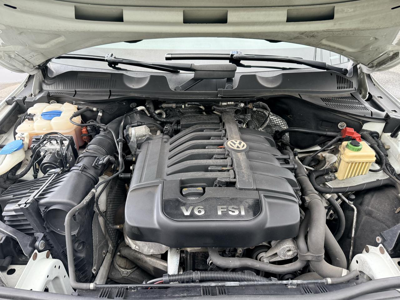 Volkswagen Touareg 4dr 3.6L Sport w/Nav 2014