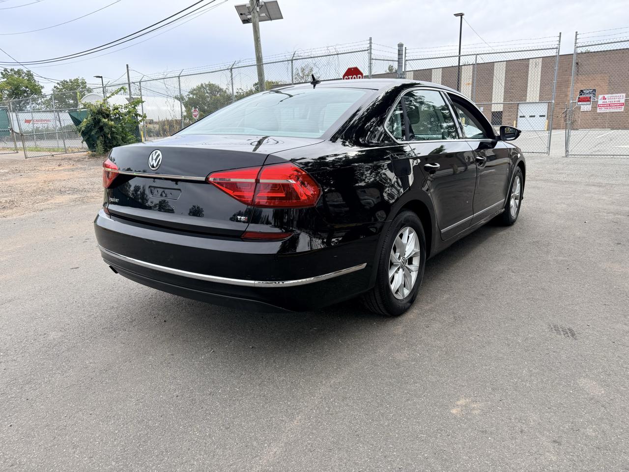 Volkswagen Passat 4dr Sdn 1.8T Auto S PZEV 2016