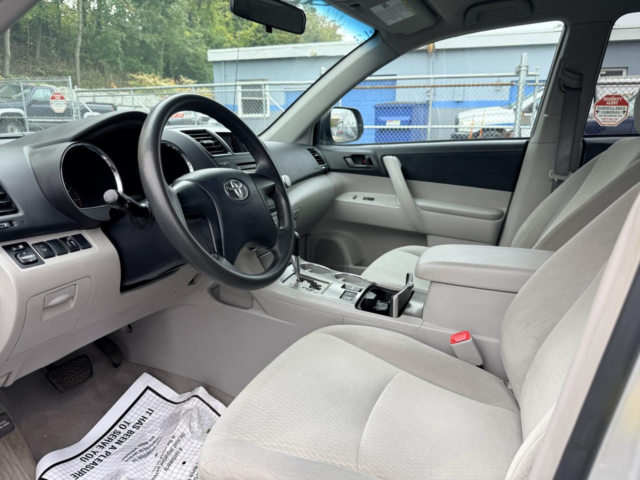 Toyota Highlander 4WD 4dr V6 Base (Natl) 2010