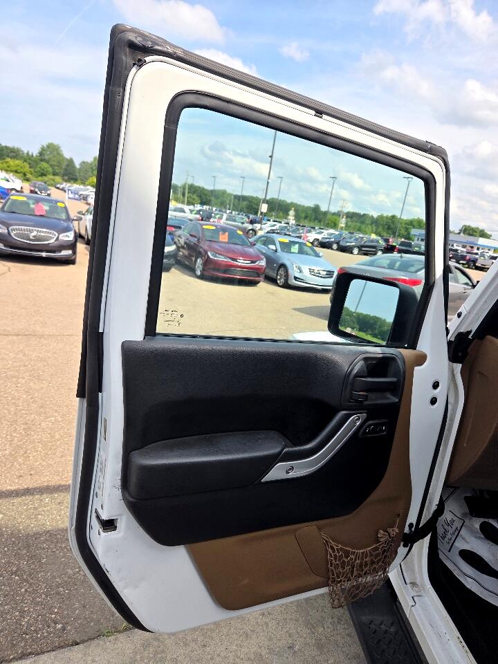 2013 Jeep Wrangler Unlimited Sahara photo 9