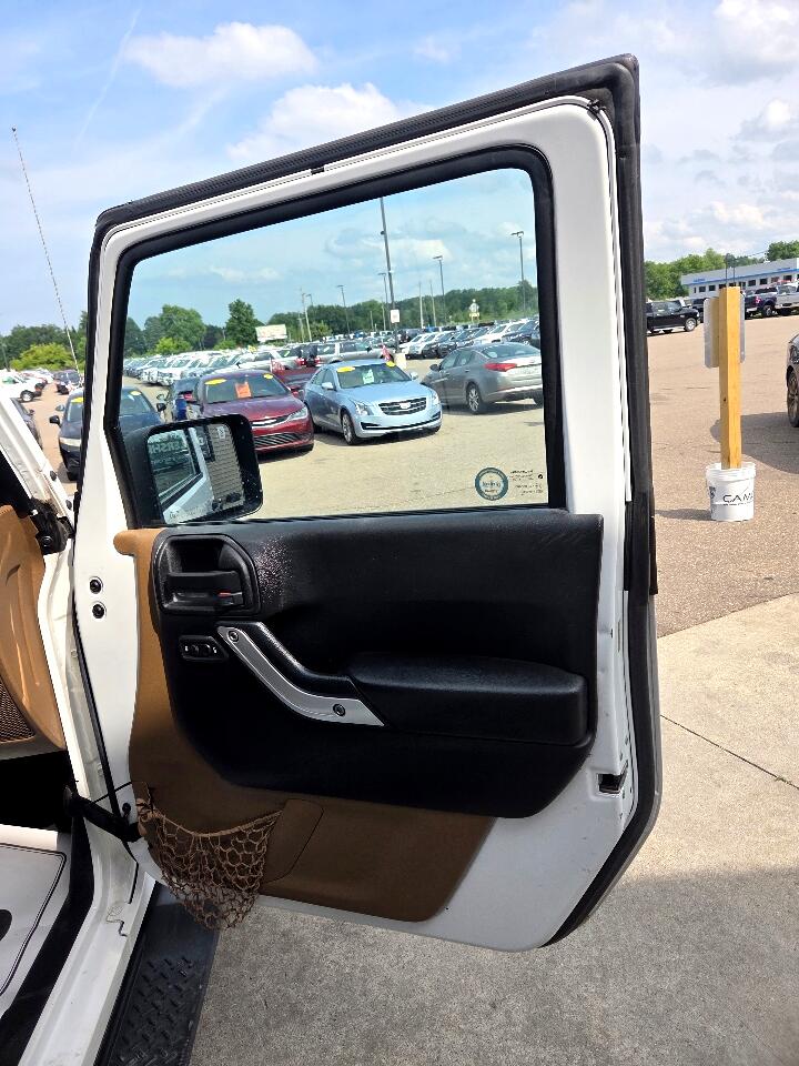 2013 Jeep Wrangler Unlimited Sahara photo 14
