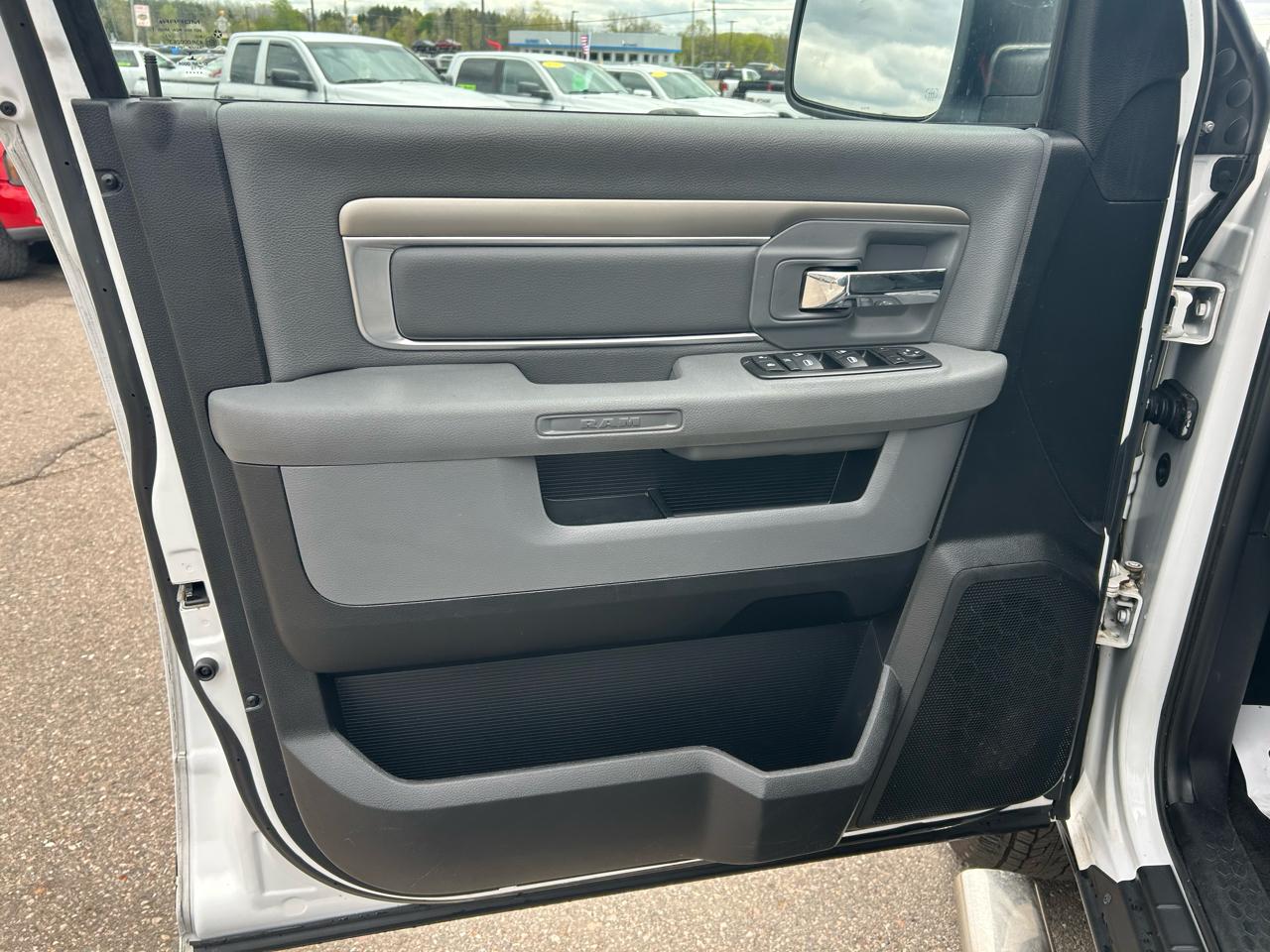 RAM 1500 SLT Quad Cab 4WD 2015