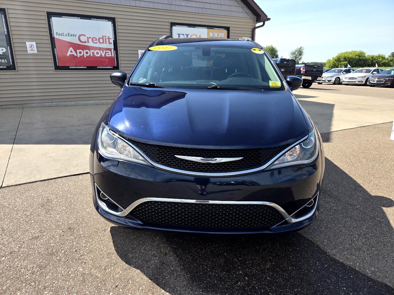 2017 Chrysler Pacifica Touring Plus photo 2