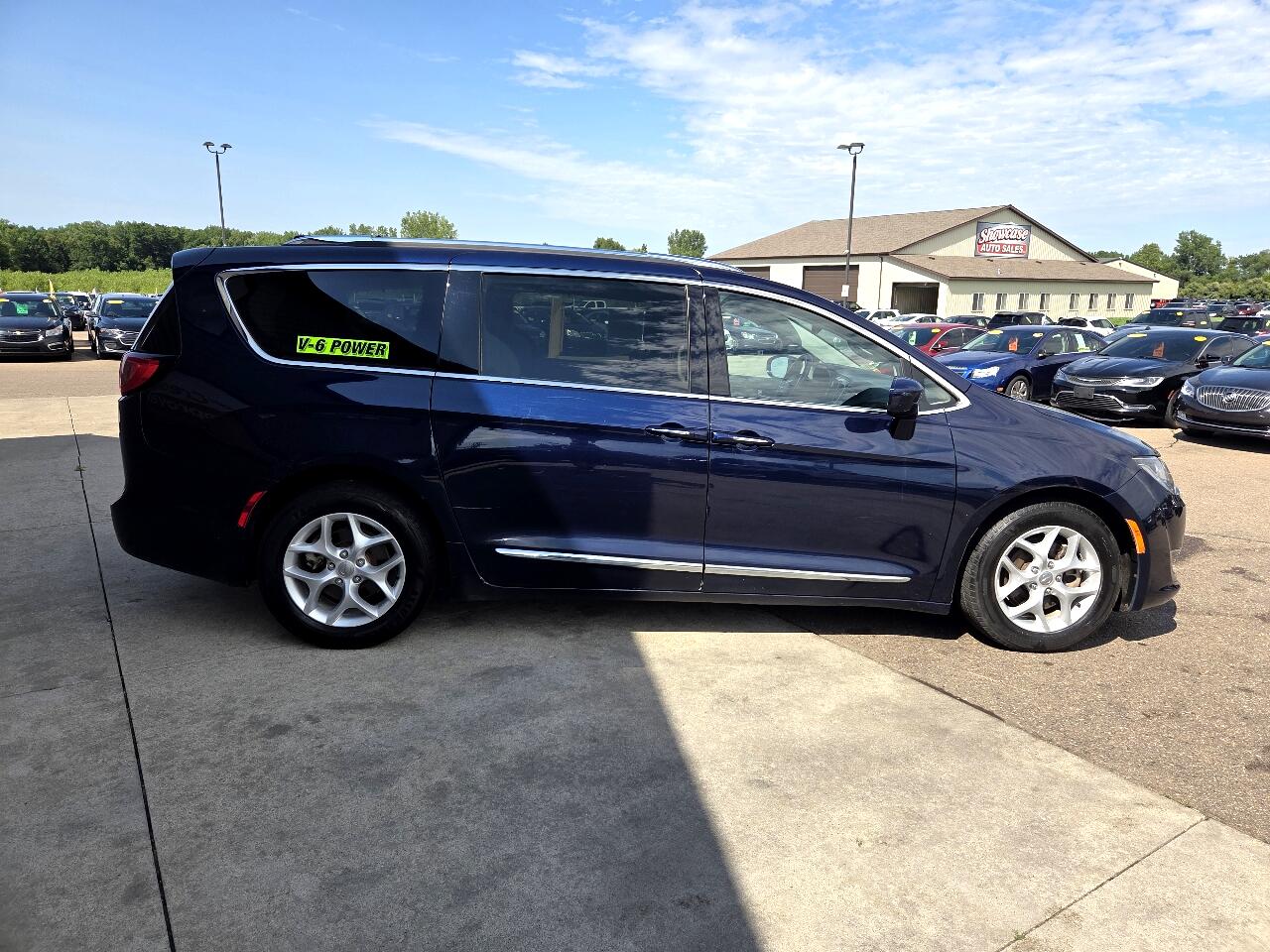 2017 Chrysler Pacifica Touring Plus photo 4