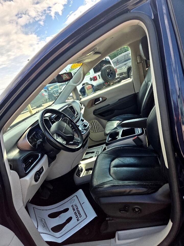 2017 Chrysler Pacifica Touring Plus photo 9