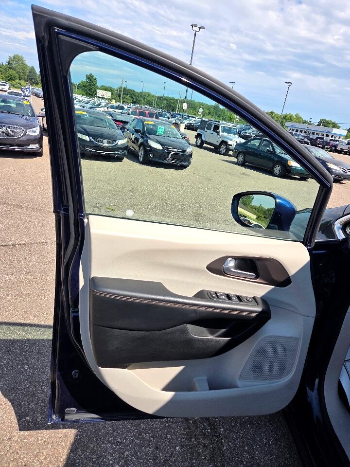 2017 Chrysler Pacifica Touring Plus photo 10