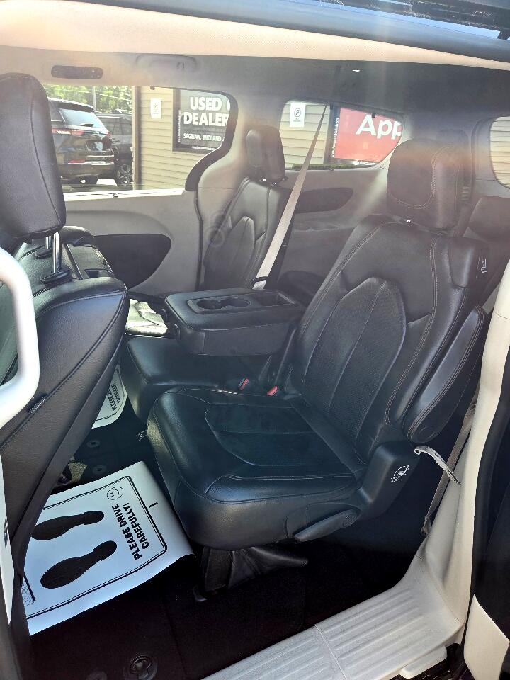 2017 Chrysler Pacifica Touring Plus photo 11