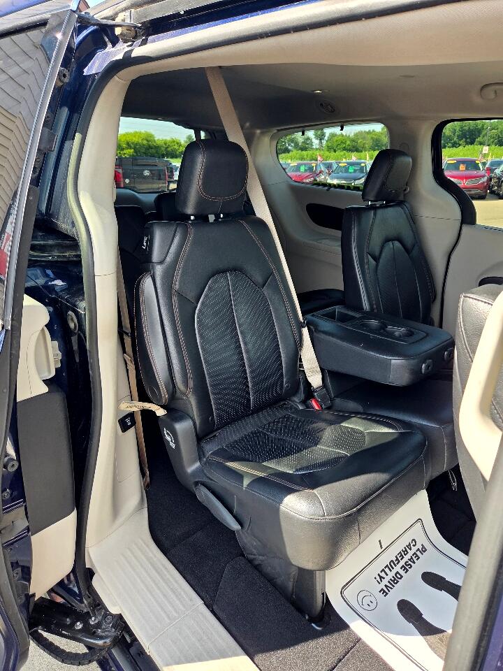 2017 Chrysler Pacifica Touring Plus photo 12