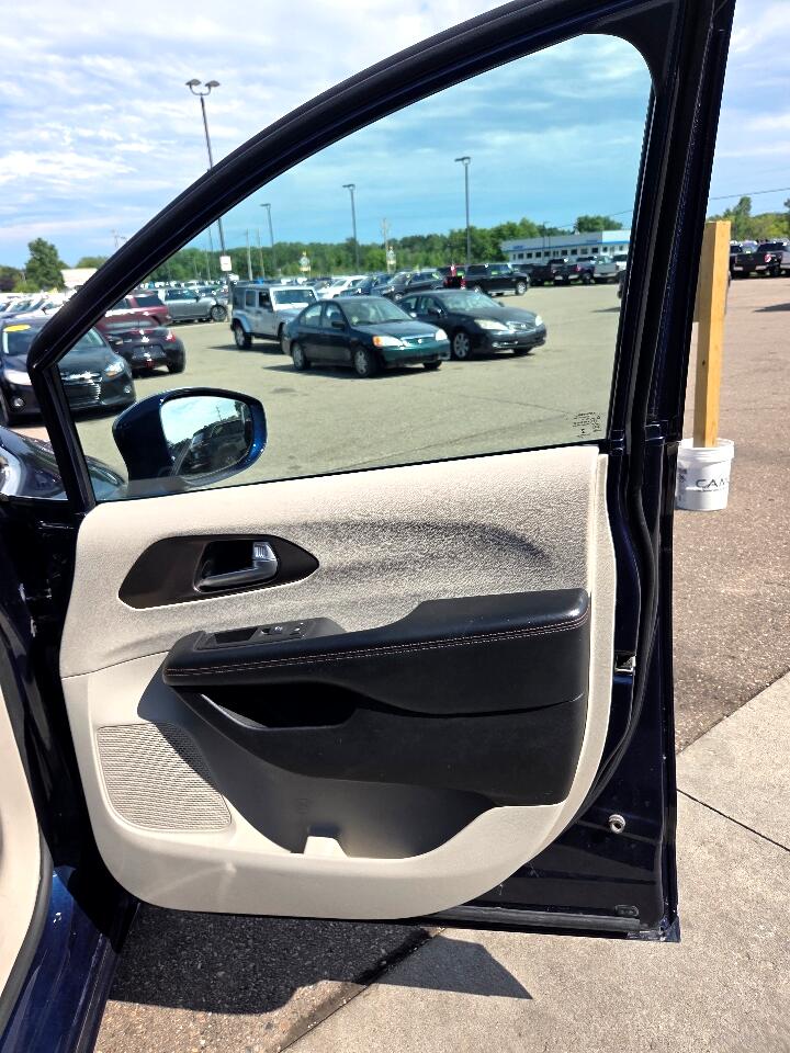 2017 Chrysler Pacifica Touring Plus photo 14