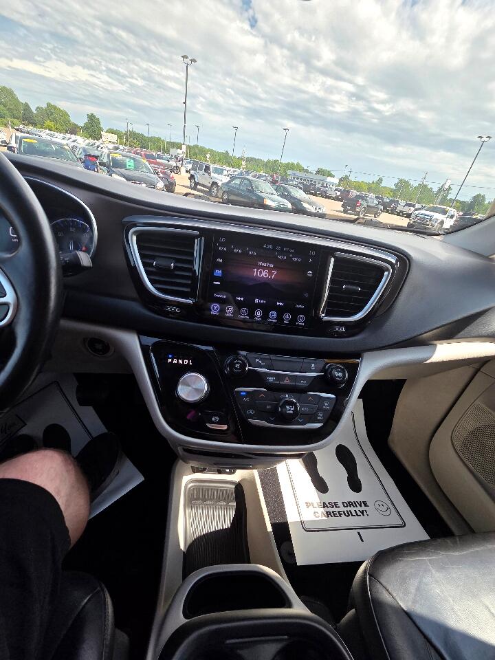 2017 Chrysler Pacifica Touring Plus photo 22