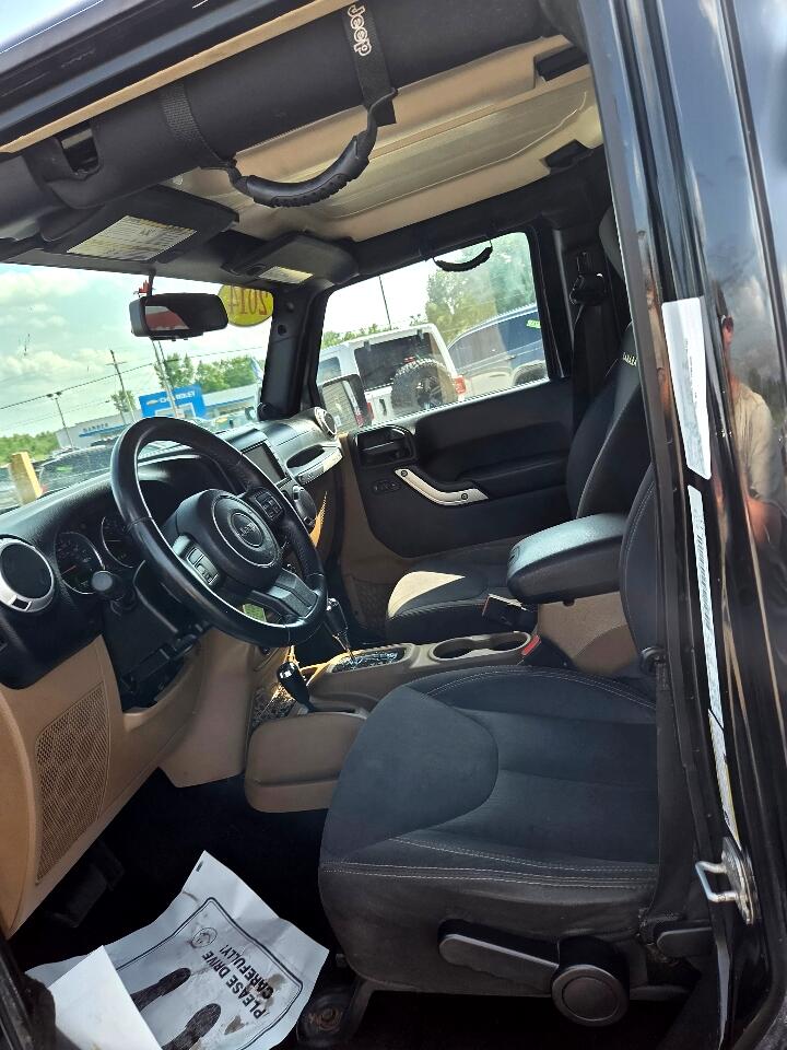 2014 Jeep Wrangler Unlimited Sahara photo 9
