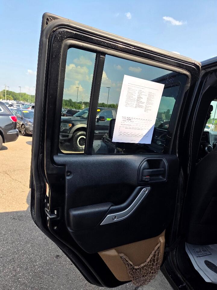 2014 Jeep Wrangler Unlimited Sahara photo 12