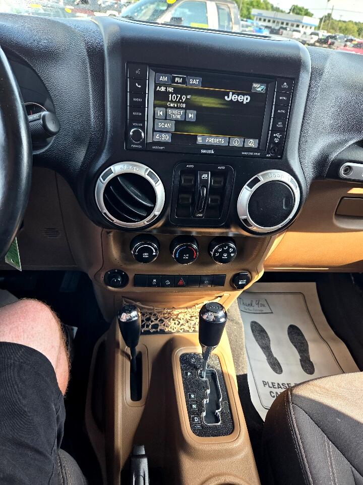 2014 Jeep Wrangler Unlimited Sahara photo 19