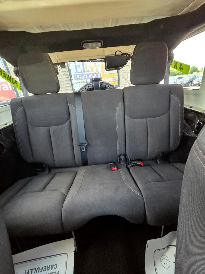 2014 Jeep Wrangler Unlimited Sahara photo 20