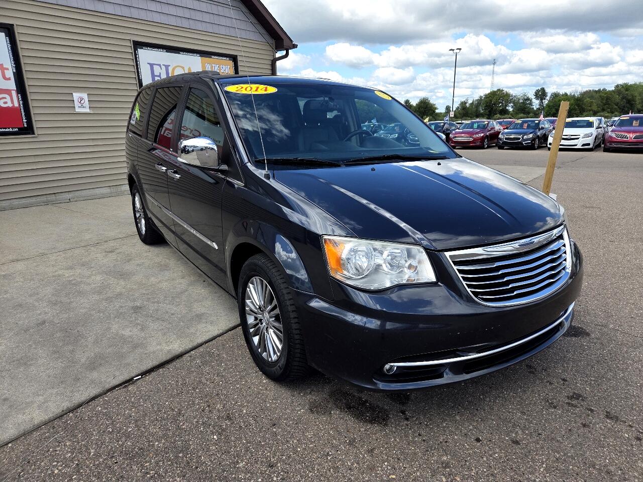 2014 Chrysler Town & Country photo 2