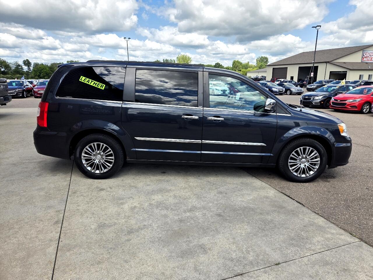 2014 Chrysler Town & Country photo 3