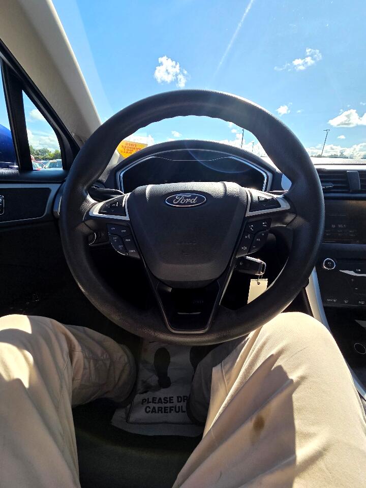 2013 Ford Fusion SE photo 17