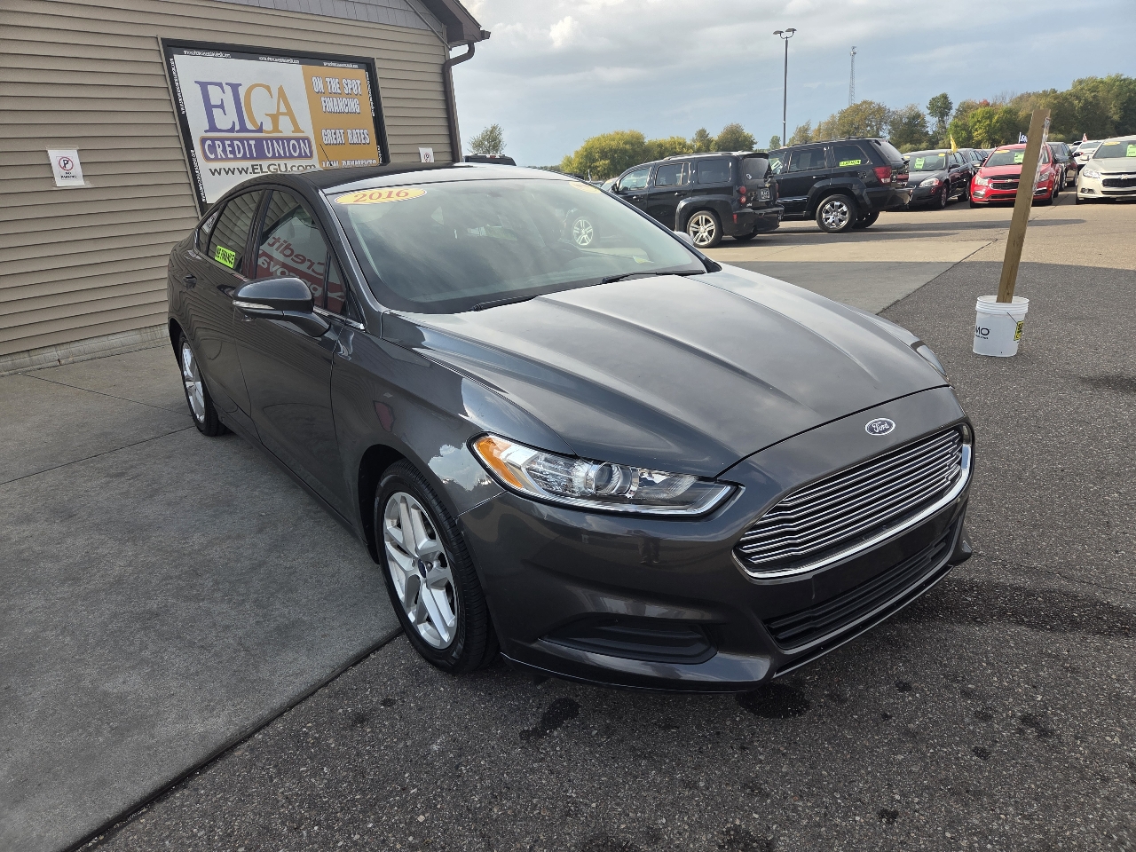 2016 Ford Fusion SE photo 2