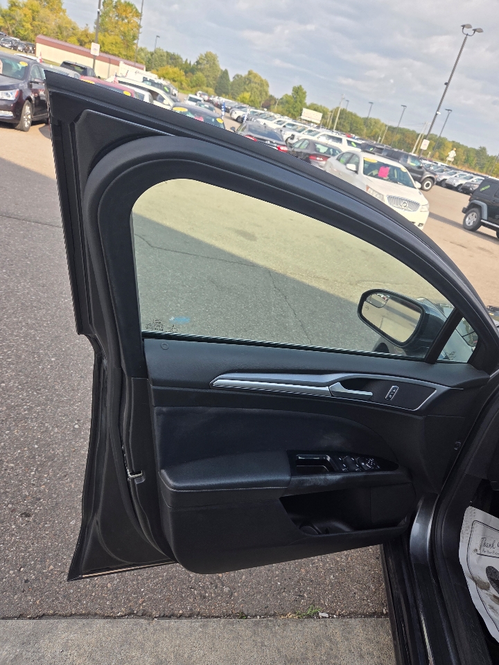 2016 Ford Fusion SE photo 8