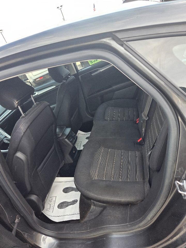 2016 Ford Fusion SE photo 9