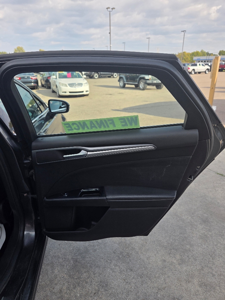 2016 Ford Fusion SE photo 12
