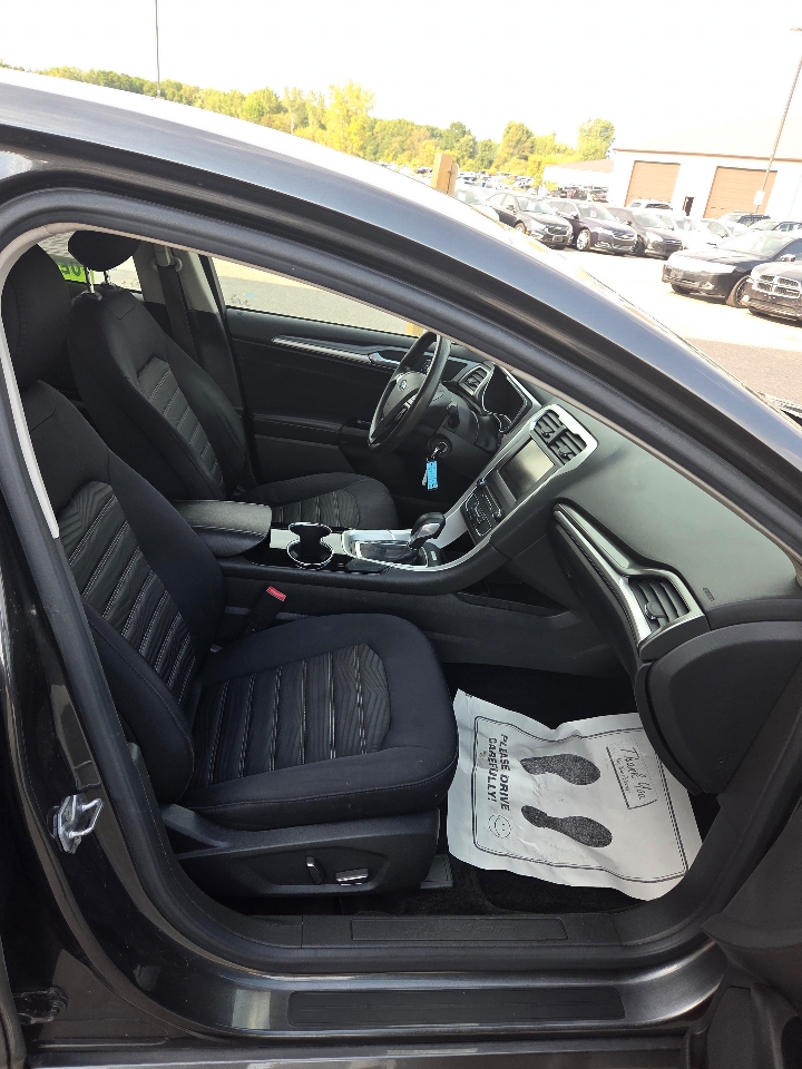 2016 Ford Fusion SE photo 13