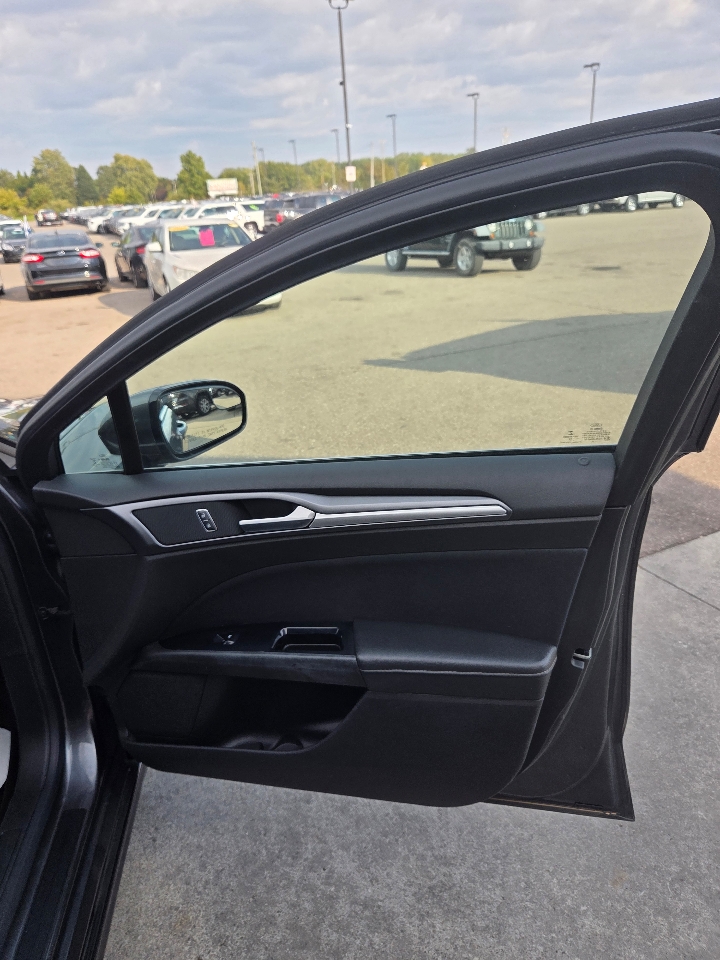 2016 Ford Fusion SE photo 14