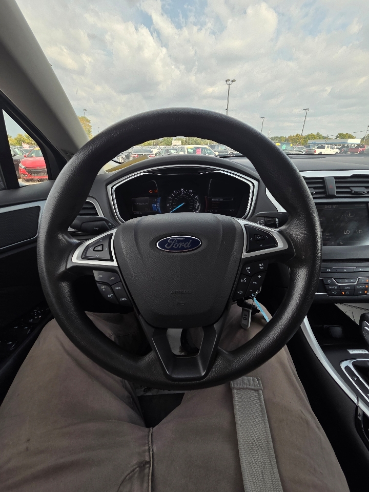 2016 Ford Fusion SE photo 15