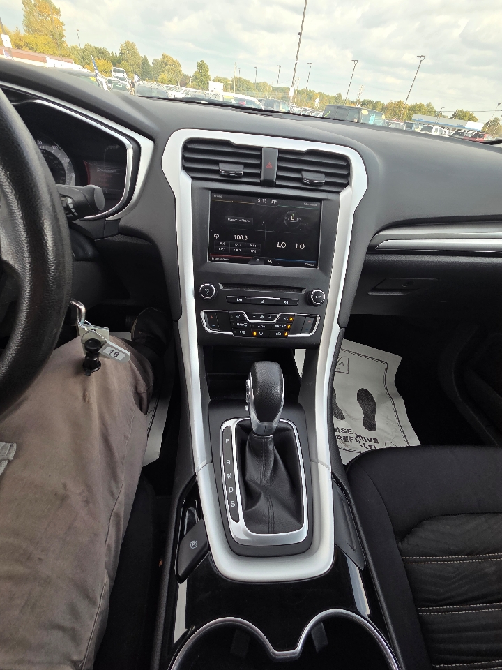 2016 Ford Fusion SE photo 21