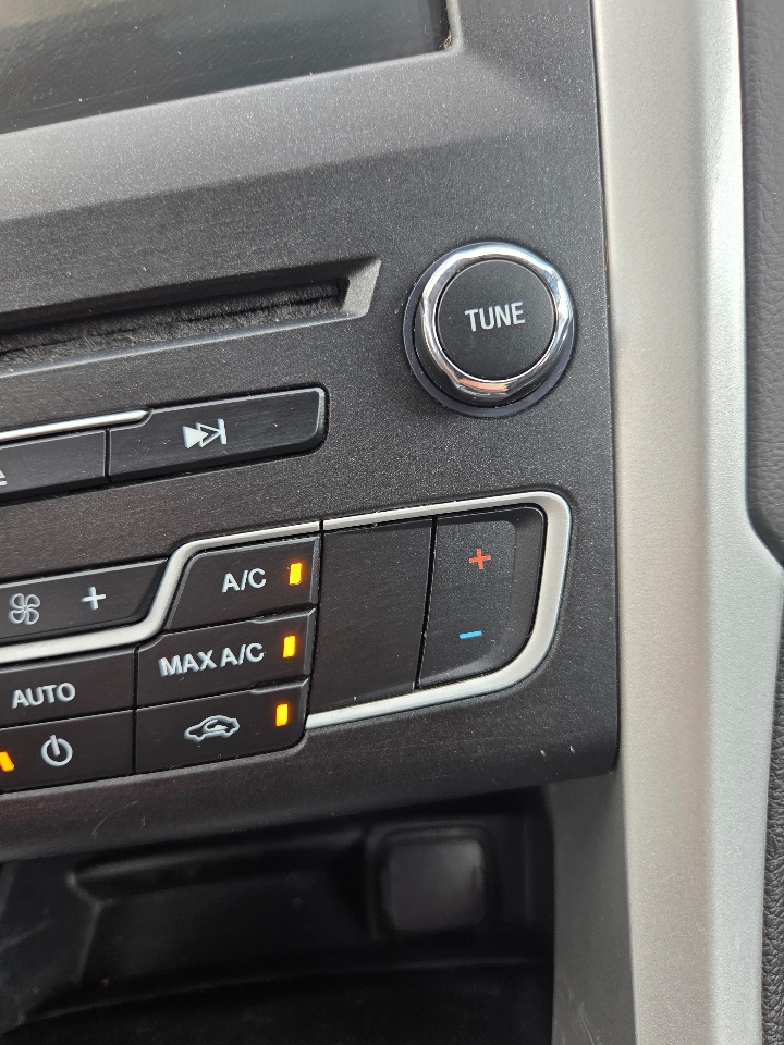 2016 Ford Fusion SE photo 24