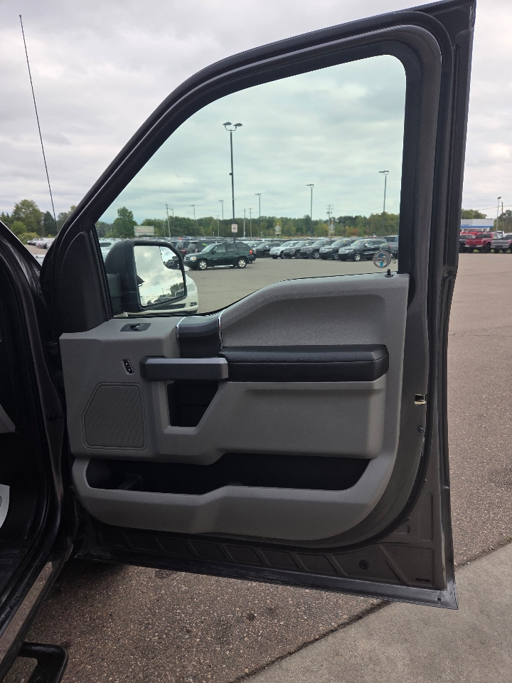 2015 Ford F-150 XLT photo 16