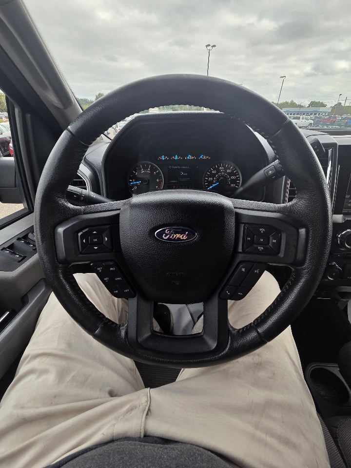 2015 Ford F-150 XLT photo 17
