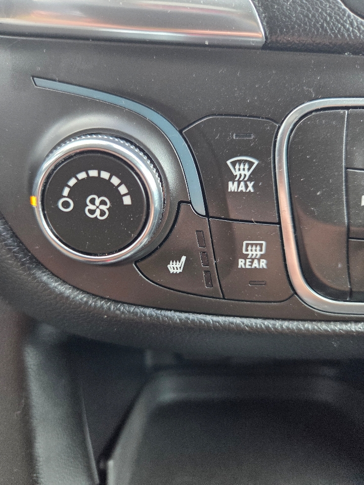 2018 Chevrolet Equinox LT photo 24