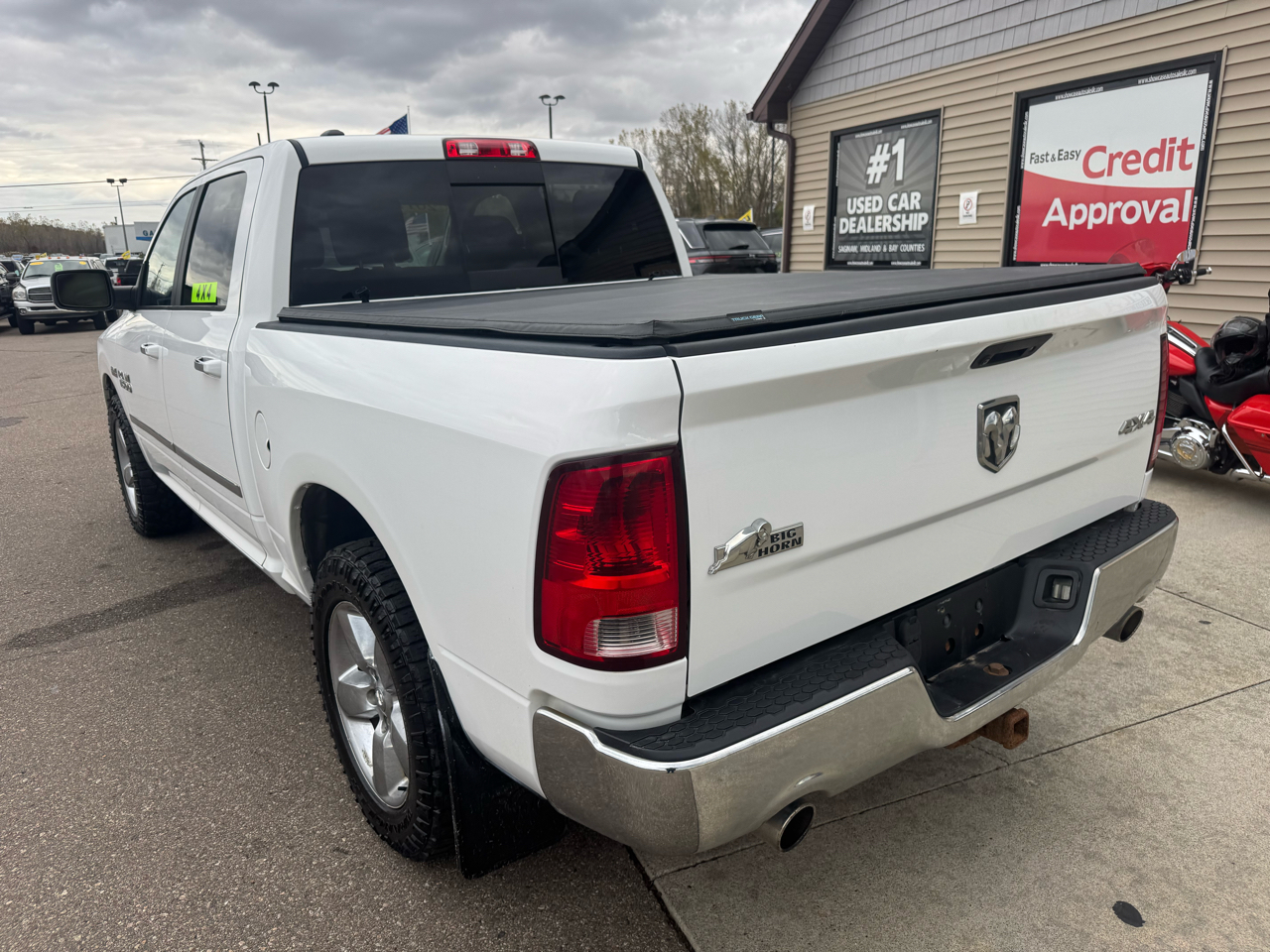 2017 Ram 1500 SLT photo 4