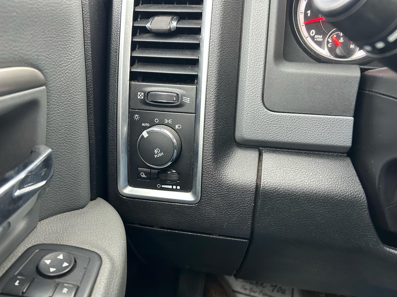 RAM 1500 SLT Quad Cab 4WD 2015