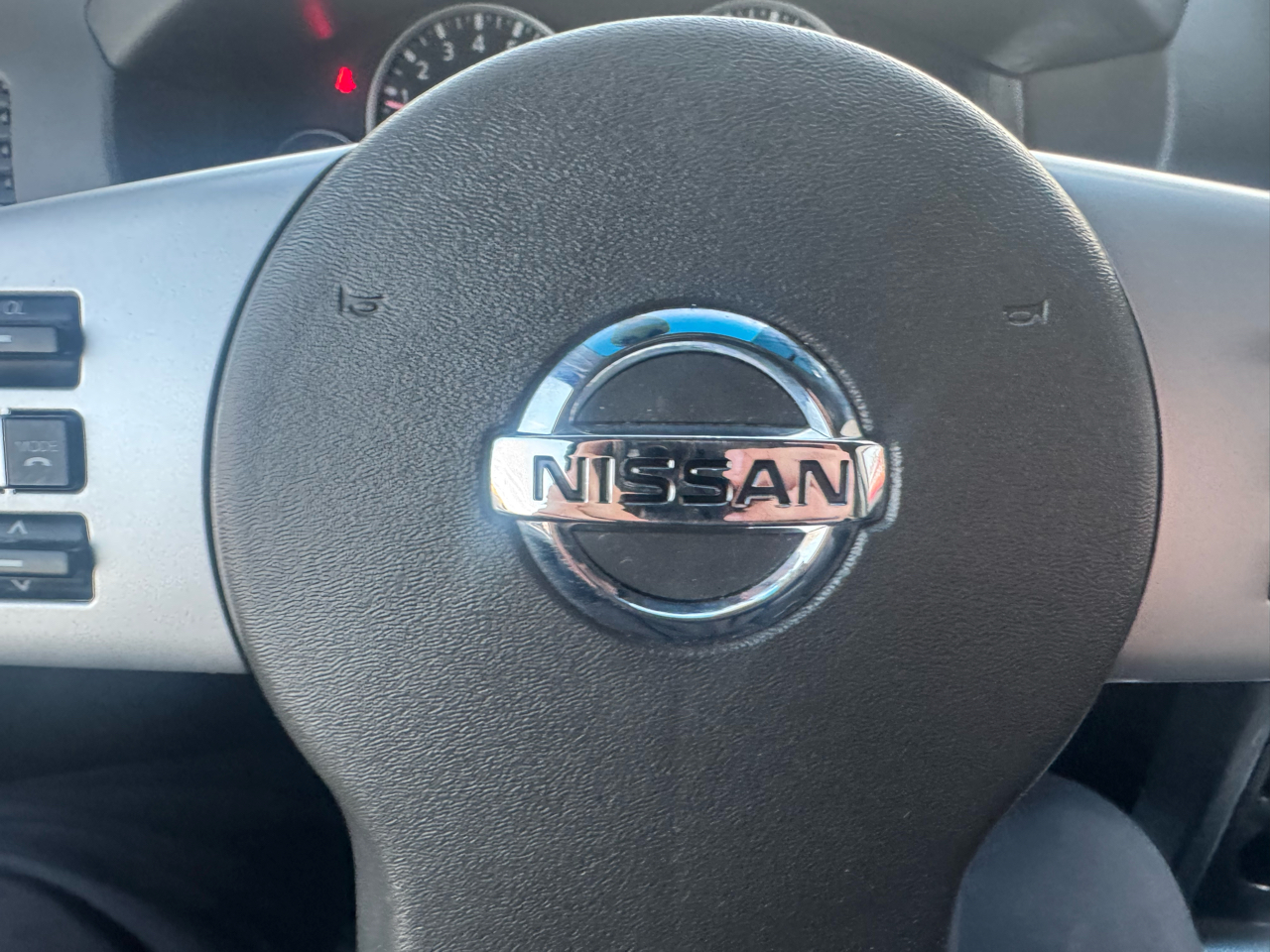 Nissan Pathfinder LE 4WD 2012