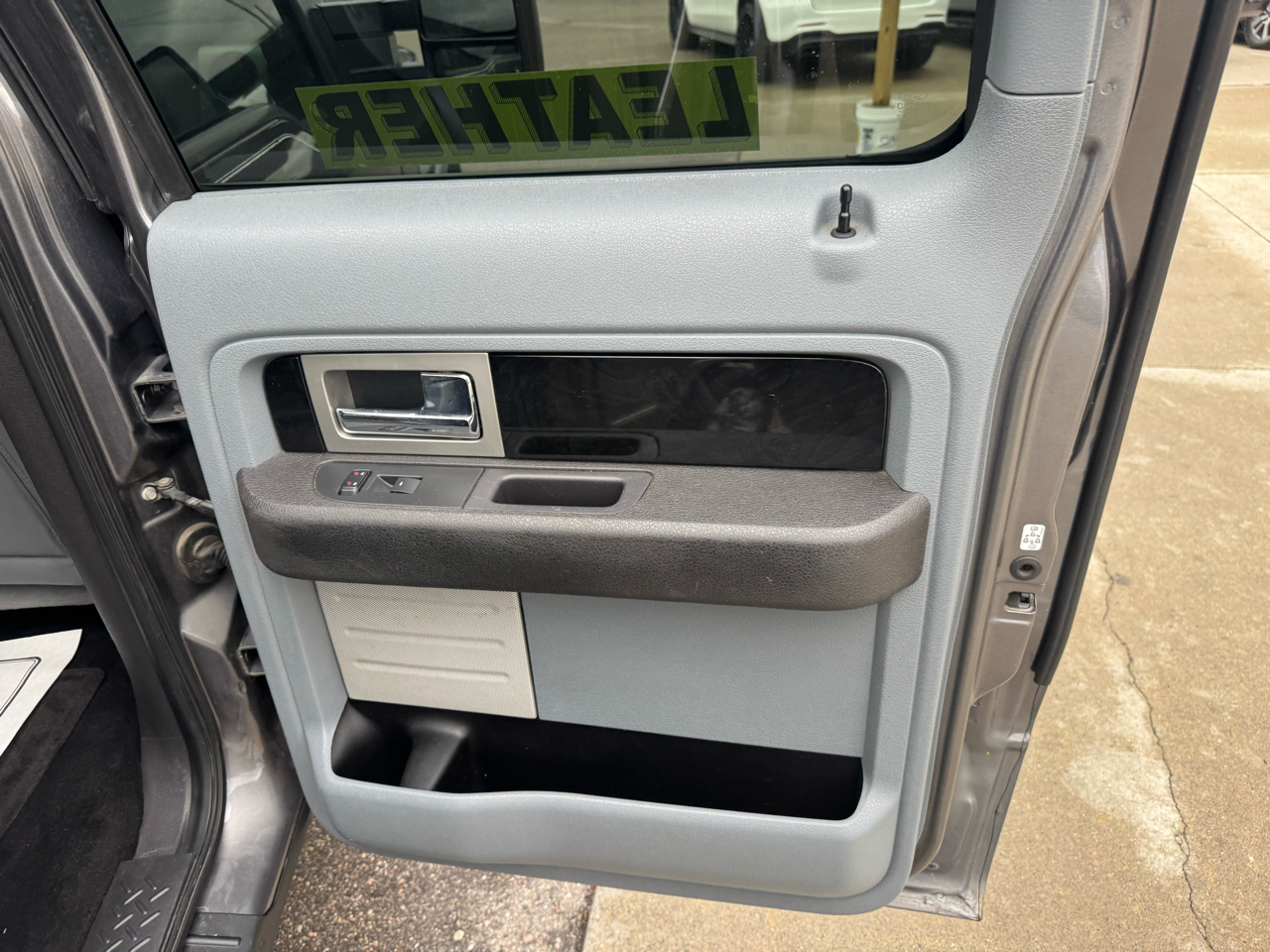 Ford F-150 4WD SuperCrew 145" Platinum 2011