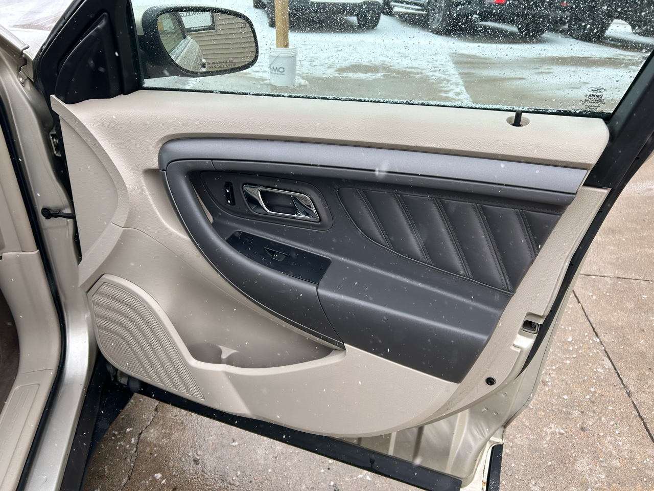 Ford Taurus SEL FWD 2011