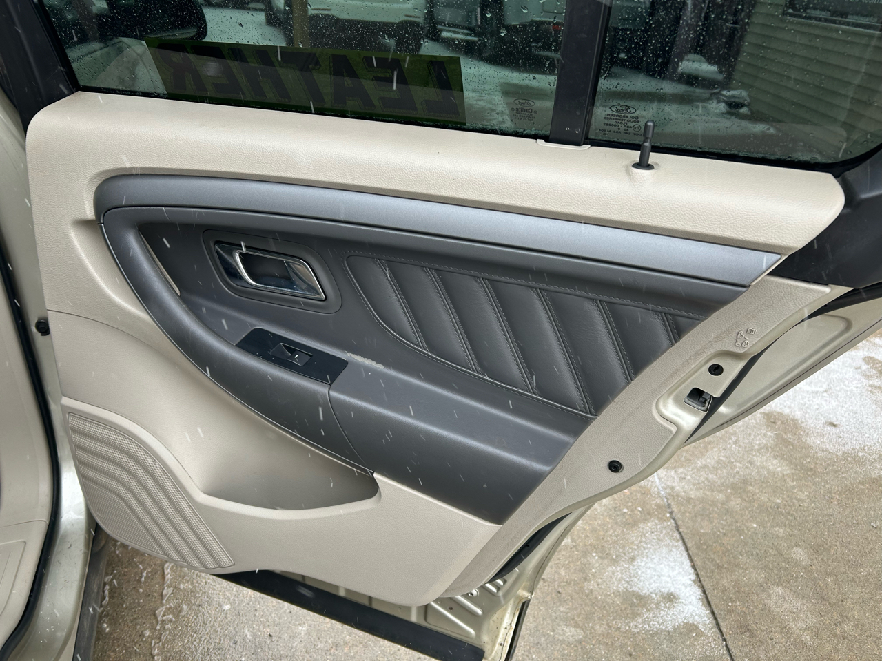 Ford Taurus SEL FWD 2011