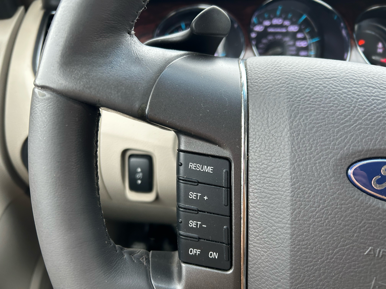 Ford Taurus SEL FWD 2011