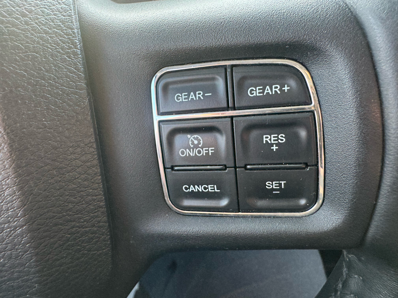 RAM 1500 SLT Crew Cab SWB 4WD 2015