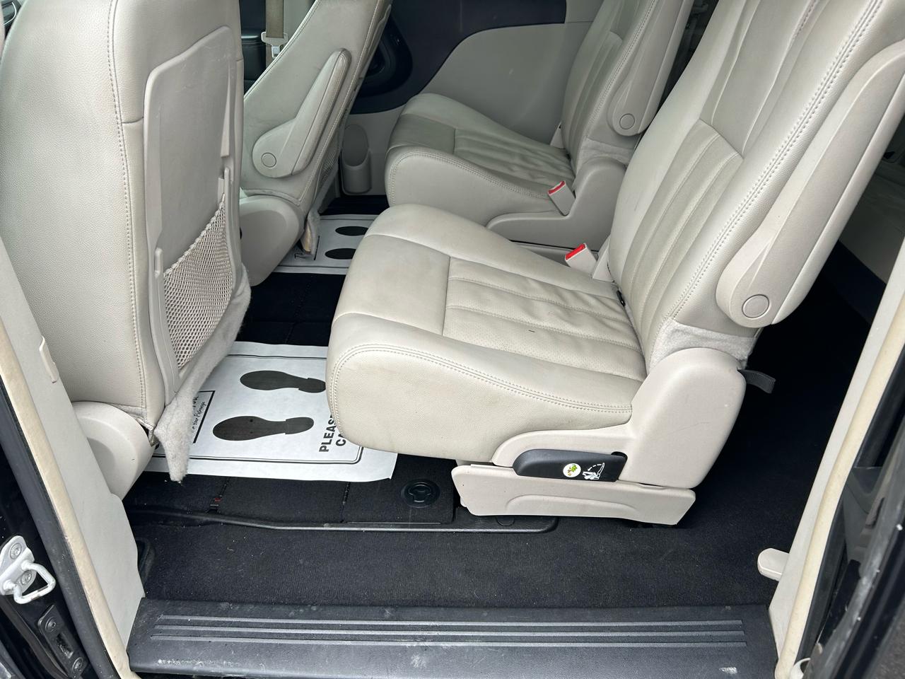 Chrysler Town & Country Touring-L 2012