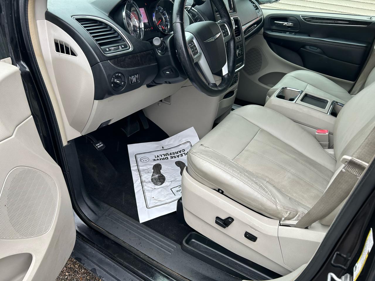 Chrysler Town & Country Touring-L 2012