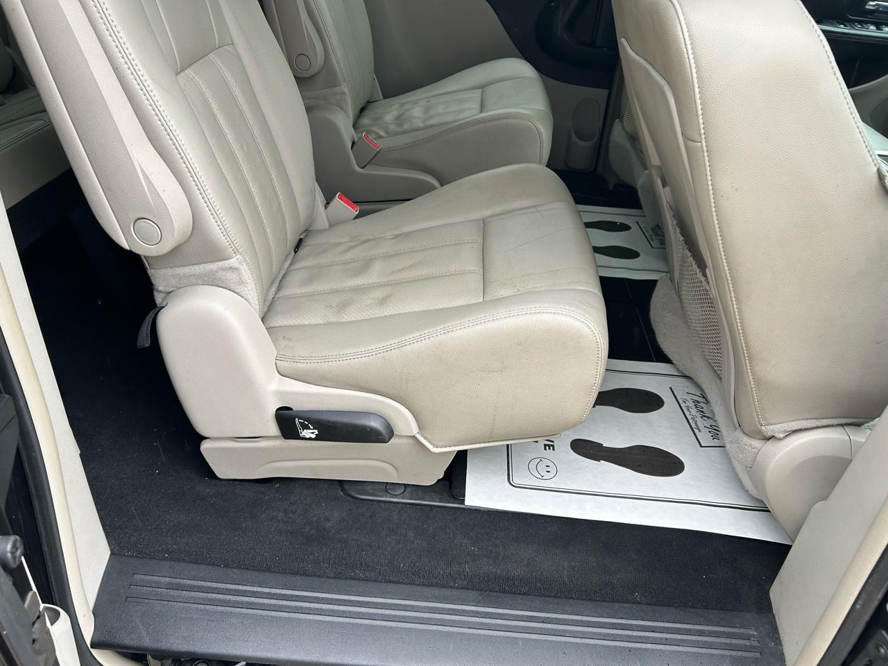 Chrysler Town & Country Touring-L 2012