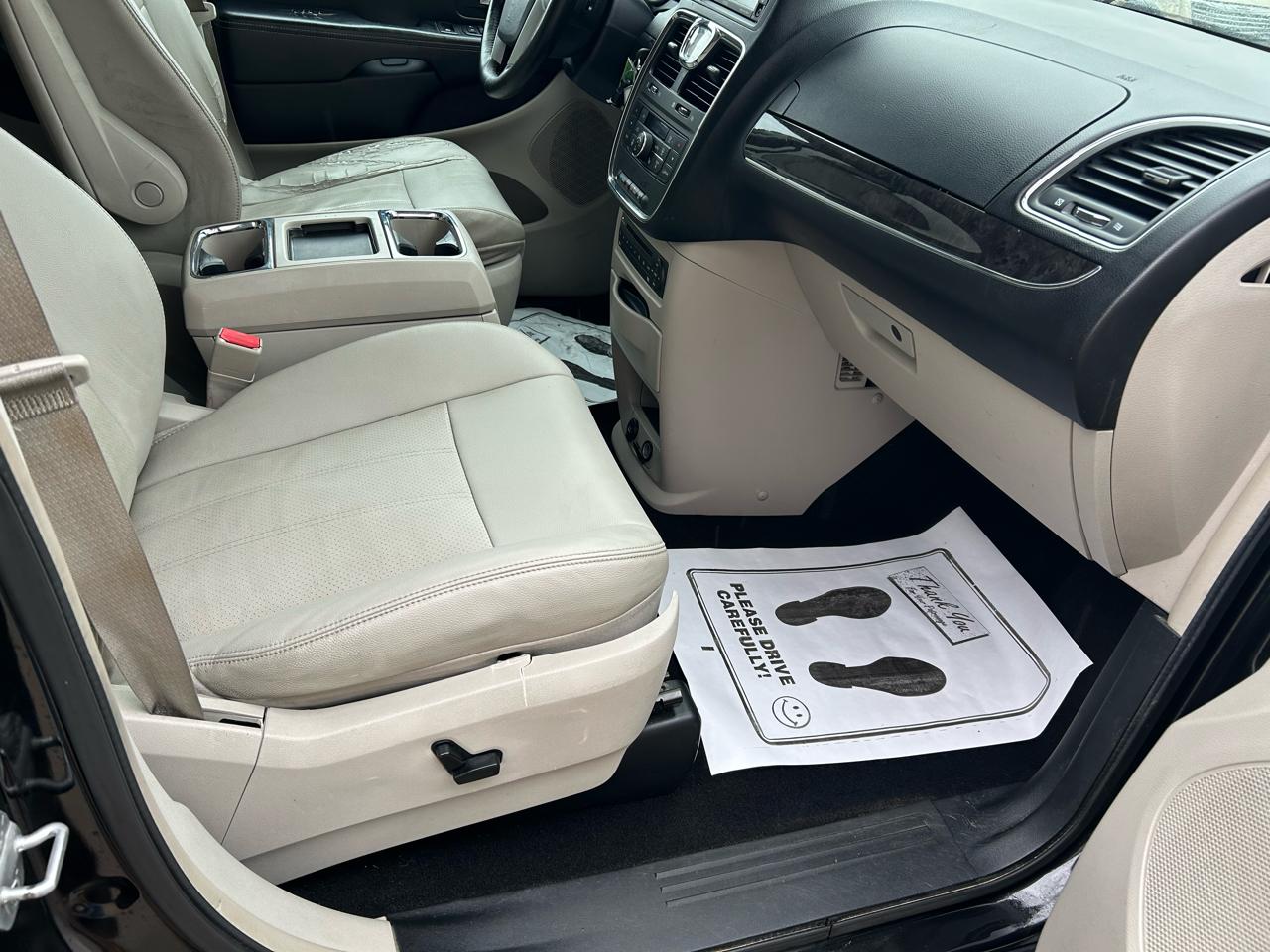 Chrysler Town & Country Touring-L 2012