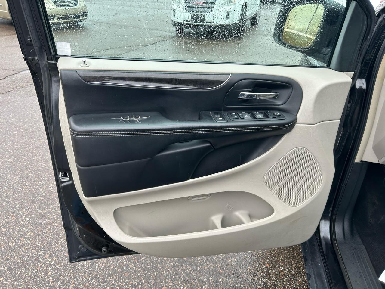 Chrysler Town & Country Touring-L 2012