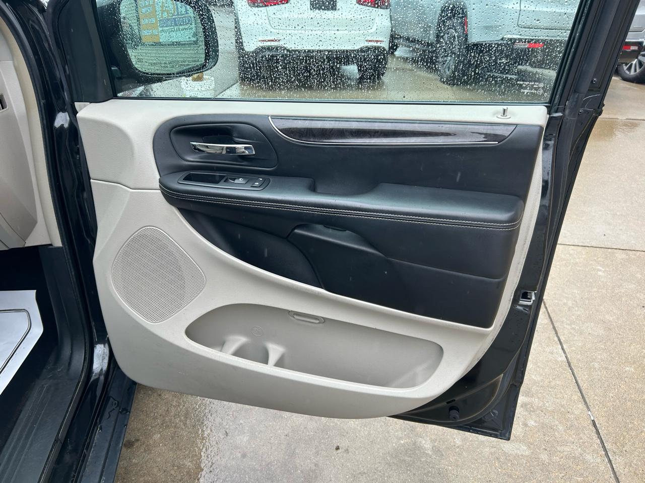 Chrysler Town & Country Touring-L 2012