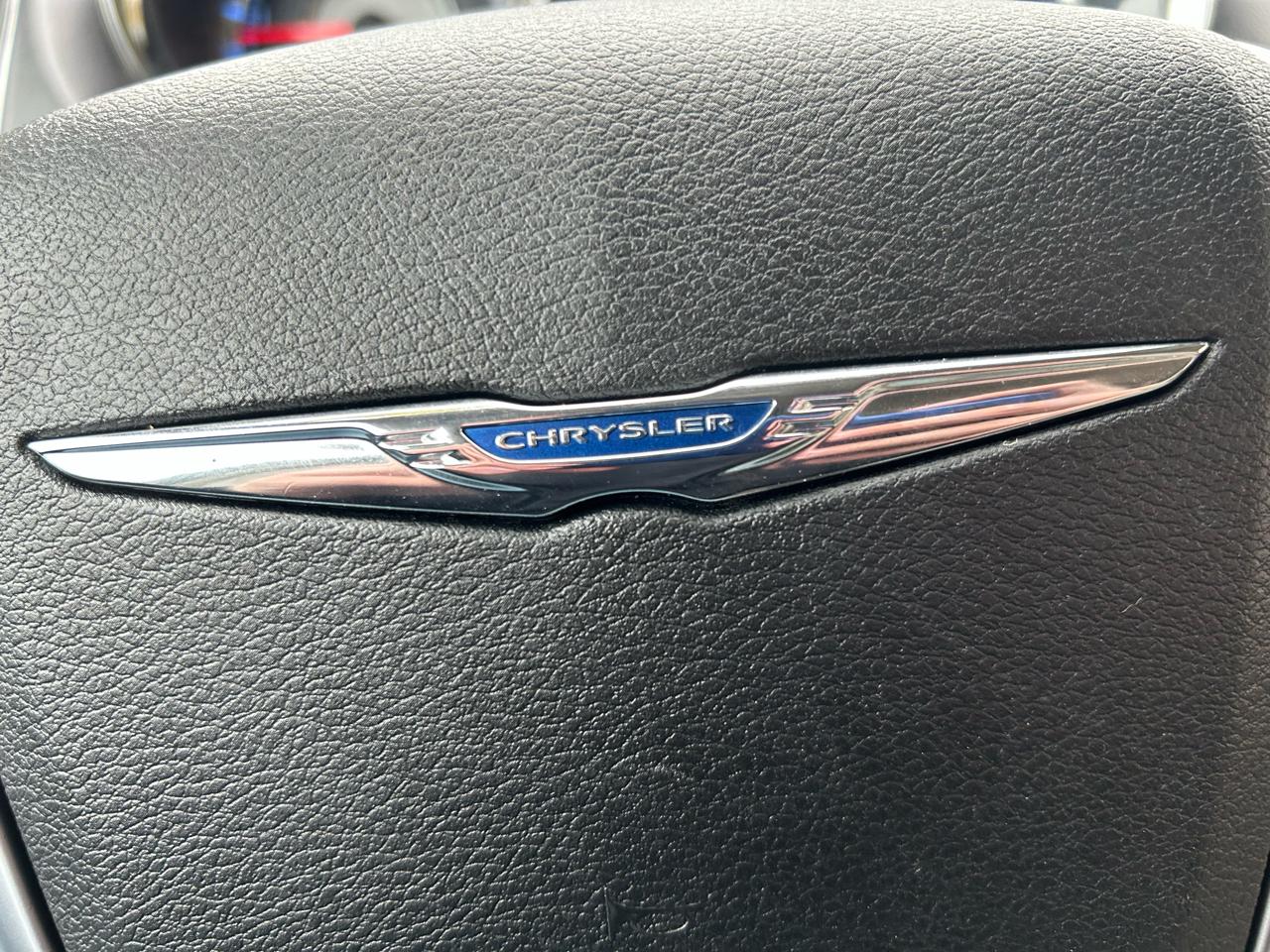 Chrysler Town & Country Touring-L 2012