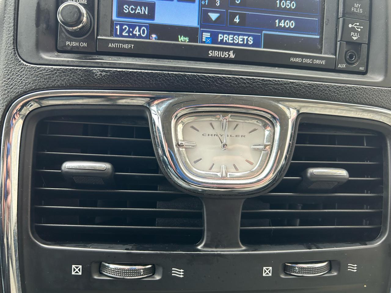 Chrysler Town & Country Touring-L 2012