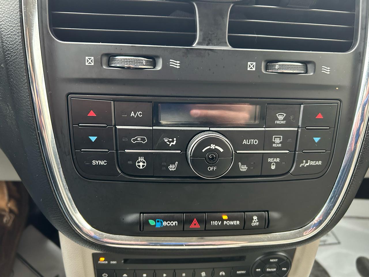 Chrysler Town & Country Touring-L 2012